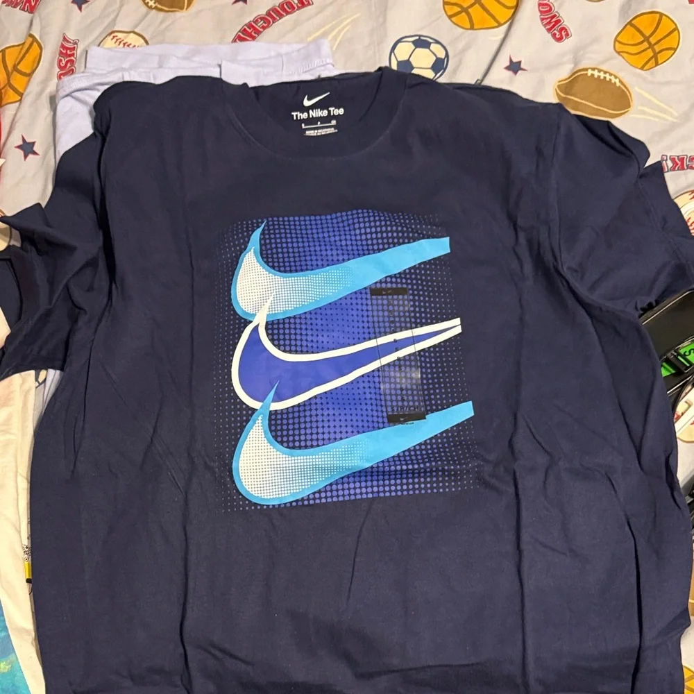 SET OF 5 BRAND NEW NIKE Adult
Assorted Graphic T-Shirts in Red, Blue, and Green - Picture 4 of 6